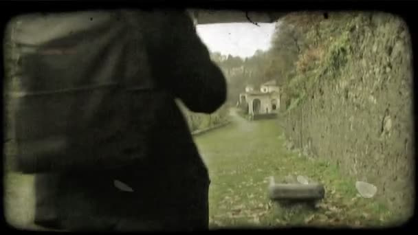 Muž Chodí Dešti Pod Deštník Vintage Stylizované Videoklip — Stock video