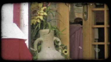 Bir kadeh bir seramik vazo ile bir bina İtalya dışında çiçeklenir. Vintage stilize video klip.