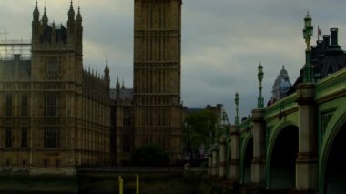 Kamera yavaş yavaş Londra'da Big Ben saat kulesi üzerinde yukarı doğru hareket ediyor, Thames Nehri yüzeyinden başlayarak.