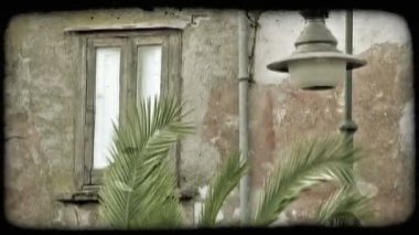 Bir sokak lambası İtalyan bir şehirde bir bina dışında bir kadeh. Vintage stilize video klip.