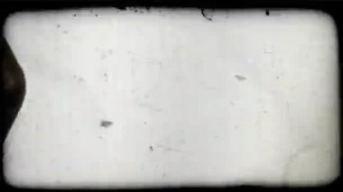 O arka planda beyaz ekranı ile onun kalça üzerine ellerini varken kollarını arkasına ve geri gösteren egzersiz giyim spor sutyeni ve dar şort giyen kız sağdan yakın pan sol.