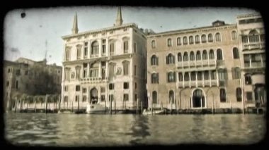 Pan bir İtalyanca Nehri aşağı bir tekneden sahne. Vintage stilize video klip.