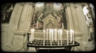 Geniş açı lens mumlar bir tablo içinde bir İtalyan Katedral Mesih'in önünde bir kadeh. Vintage stilize video klip.