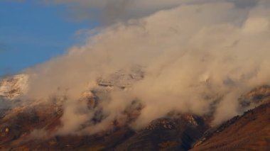 Güzel karla kaplı Timpanogos dağ solf dusk hızlandırılmış bulutlar dağ döner ışık aralığında Wasatch dağ.