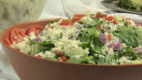 Servindo Pratos Saladas Deliciosas Queijo Legumes Outros Alimentos — Vídeo de Stock