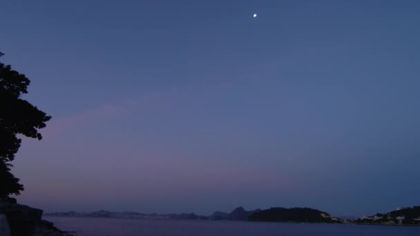 Casserole Crépuscule Tardif Avec Des Nuages Légèrement Colorés Lune Montagne — Video