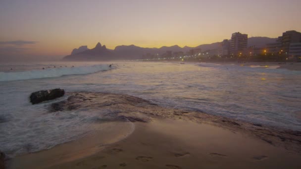 Zeitlupe Statische Aufnahme Der Wellen Die Bei Sonnenuntergang Arpoador Strand — Stockvideo