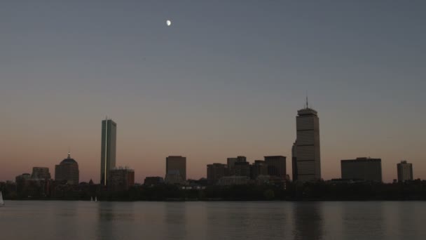 Wide Shot Van Boston Uit Charles River Bij Zonsondergang — Stockvideo