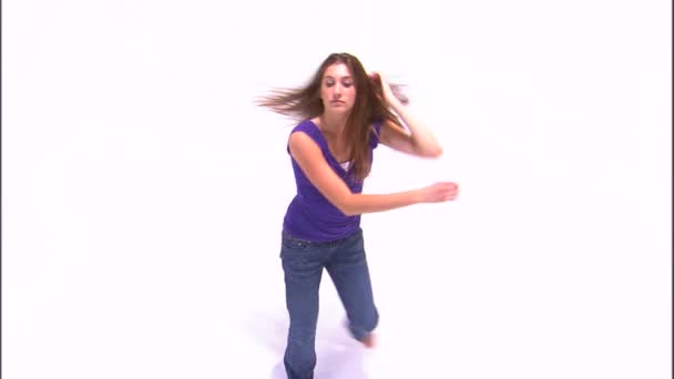Tiro Uma Menina Dançando Uma Camisa Roxa Jeans — Vídeo de Stock