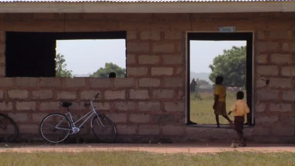 Afrika Kenia August 2010 Mittlere Aufnahme Des Klassenzimmers Von Außen — Stockvideo