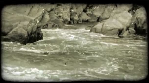 Μέτρια Βολή Από Νερό Που Χτυπά Στα Βράχια Μιας Βραχώδης — Αρχείο Βίντεο