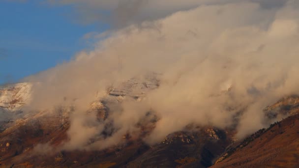 瓦萨奇山脉在柔柔黄昏光与延时云围绕着山美丽 Timpanogos — 图库视频影像