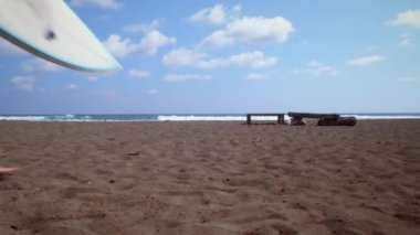 Beyaz erkek sörfçü 9. kameranın önünden geçiyor. Sahilde sürüklenmek için sağa dönüyor..