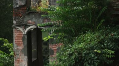 Lake Como yakınındaki İtalyan bahçesinde bir kemer yukarı eğimli.