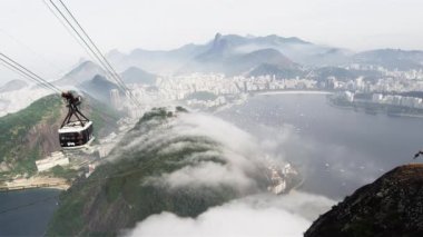 Pan, Rio de Janeiro, Brezilya Brezilya sahil şeridi üzerinde sisli bir günde bir gondol yolculuk