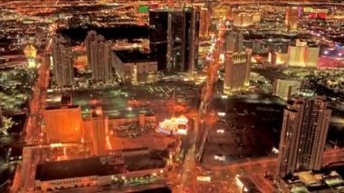 Stratosphere otel Las Vegas'ın tepesinden gece karanlığında şerit arasında trafiği çok aşağıda ve otel yakınlaştırma.
