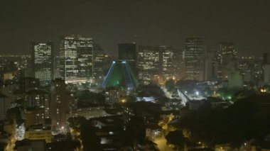 Bir helikopter kıyılarına ve Rio de Janeiro cityscape görünümünden.