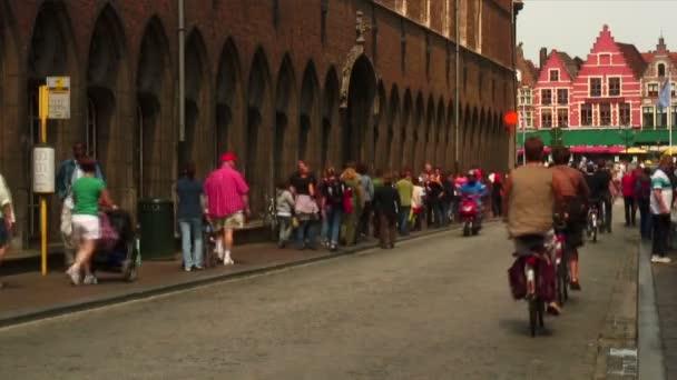 Veduta Una Strada Bruges Belgio Con Pedoni Ciclisti Scooter — Video Stock