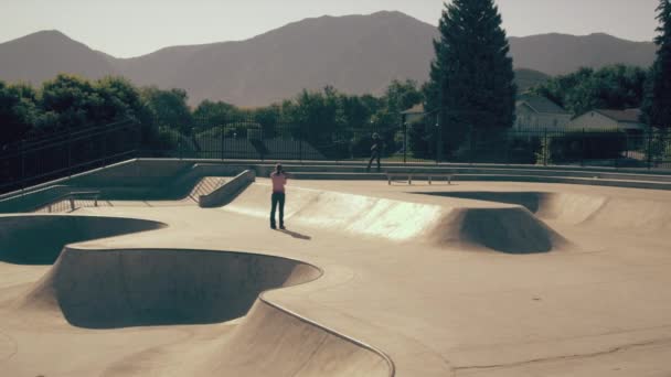 Pomalý Pohyb Dvou Krasobruslaři Kteří Dělají Ověřeni Skateparku První Nich — Stock video