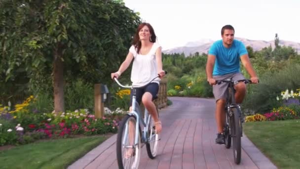 Scatto Rallentatore Una Giovane Coppia Bicicletta Attraverso Bellissimo Giardino — Video Stock