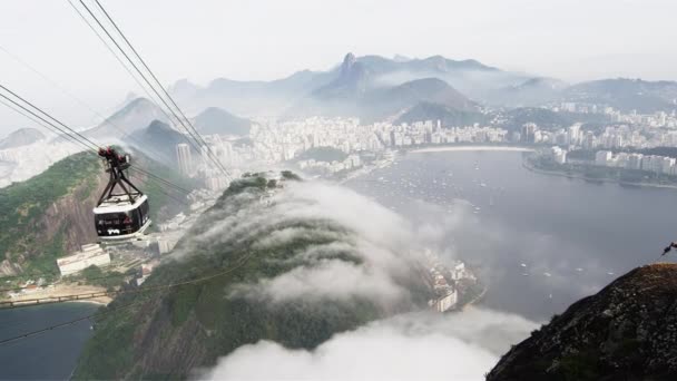 里约热内卢 巴西巴西海岸线有雾的日子的贡多拉骑的油锅 — 图库视频影像