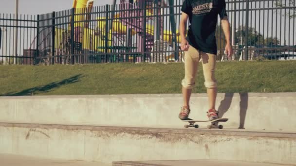 Постріл Молодих Скейтбордист Підходить Зупинки Його Skatebaord Він Ковзає Задню — стокове відео
