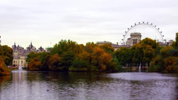 Egy Állókép Szent Jakab Park Vízpartjától Távolság Vannak Épületek London — Stock videók
