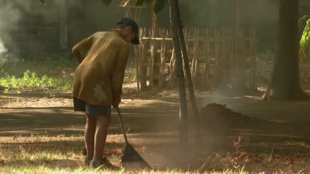 Bali Indonesien 2013 Breite Aufnahme Eines Alten Mannes Der Blätter — Stockvideo