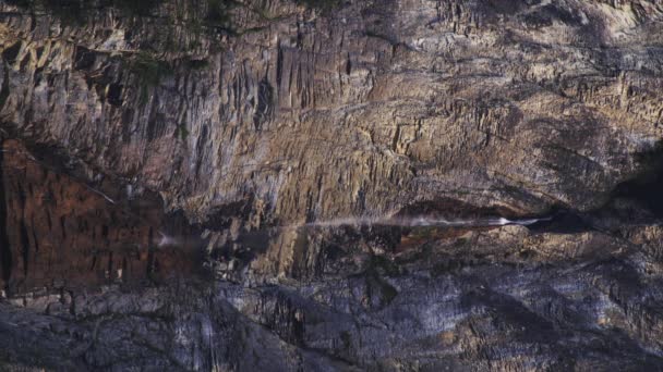 Крупный План Скалистым Склоном Горы Небольшим Водопадом Просачивающимся Швейцарию — стоковое видео