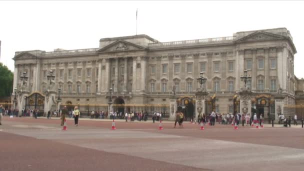 ロンドン イギリスのバッキンガム宮殿ロンドン イギリス 2011 — ストック動画