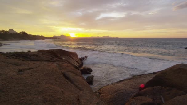 Marea Lavándose Sobre Rocas Costa Atardecer Filmado Playa Ipanema Río — Vídeo de stock