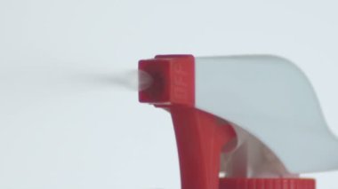 Ağır çekim extreme yakın çekim sıvı püskürtülen ilaç şişe nozzle sınırdışı olma.