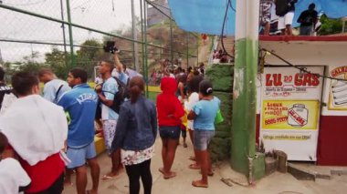 Rio De Janeiro, Brezilya - Haziran 23, 2013: Rio de Janeiro bir favela futbol seyirci yavaş kaydırma çekim, Brezilya. Kamera soldan sağa kaydırıyor, seyirciden başlayıp bir binada bitiyor..