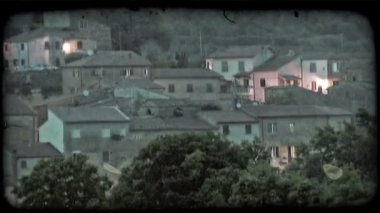 İtalya alacakaranlıkta bir kasabada fotoğrafını. Vintage stilize video klip.