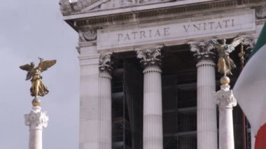 Heykeller Patriae Vnitati, Roma İtalya'da bir hükümet önünde bir kadeh.