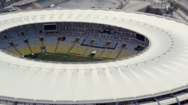 Rio De Janeiro - Haziran 2013 yaklaşık: açık hava futbol Maracana Stadı, Rio de Janeiro, Brezilya bakarak. Issız koltuk ve futbol sahası görülebilir. Havada filme.