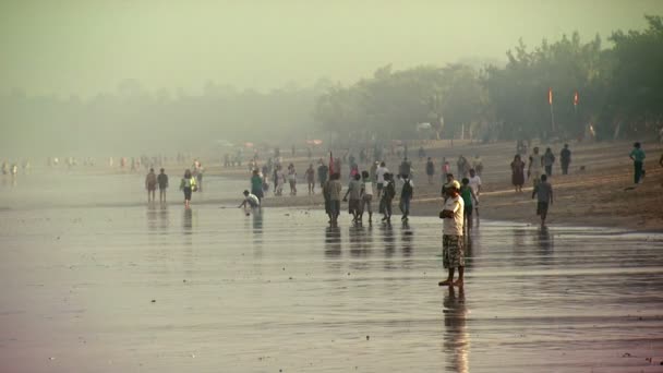 Bali Indonesië Circa 2013 Ver Schot Van Mensen Beach Kustlijn — Stockvideo