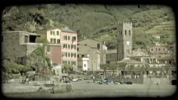 ワイド ショット時間経過のイタリアの海辺の町 ビンテージの様式化されたビデオ クリップ — ストック動画