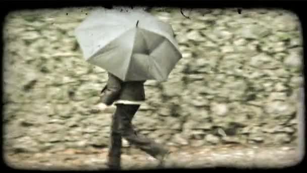Žena Prochází Deštěm Pod Deštníkem Starobyný Stylizovaný Videoklip — Stock video