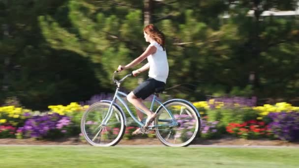 Scatto Rallentatore Una Giovane Donna Bicicletta Attraverso Bellissimo Giardino — Video Stock
