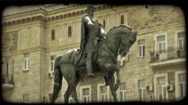 Yaşlı bronz/metal Rus heykeli zırh giyen ve Selam Rus arka planda bina ile sağ kolunu uzatarak ayırt edici genel bir at üstüne. Vintage stilize video klip.