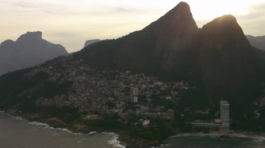 Rio de Janeiro, Brezilya dos irmaos dağları ve vidigal favela helikopterden havadan atış