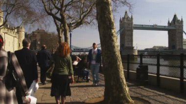 Londra, İngiltere - 11 Ekim 2011: Çok kişi tarafından ön planda yürüyüş ile kule köprü vurdu