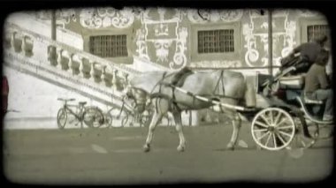 İtalya, Mayıs 2012 yaklaşık: İtalya bir binanın önünde sürüş bir arabayla bir kadeh. Vintage stilize video klip.