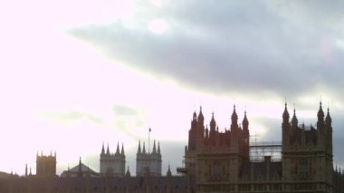 Londra'daki Westminster Sarayı'nın en üst kesiminin gözde görünümü. Kamera soldan sağa kaymaya başlar ve sonunda Big Ben saat kulesinde durur. Tme 17:36. Gökyüzünde bazı bulutlar vardır, aksi takdirde oldukça açıktır. Filme alındı