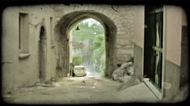 Bir alleyway İtalyan bir kasabada fotoğrafını. Vintage stilize video klip.