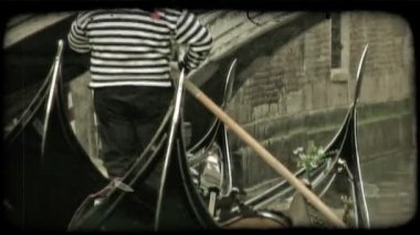 Venedik, İtalya 2012 yaklaşık: Bir şair, onun gondol vurdu. Vintage stilize video klip.