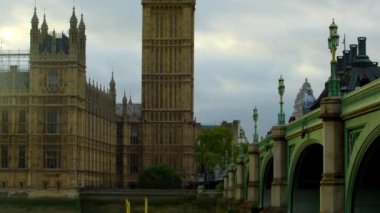 Thames Nehri'nin yüzeyinden başlayarak, kamera yavaş yavaş Londra'daki Big Ben saat kulesinde yukarı doğru hareket eder. Nehrin karşısından, Westminster Köprüsü'nün yanında yakalandı..