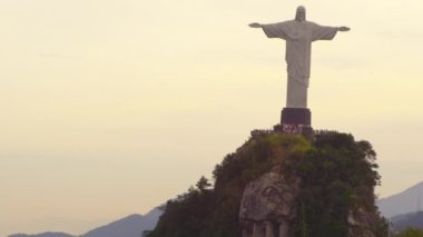 Corcovado Dağı ', Rio de Janeiro, Brezilya bakan standları İsa Redentor heykel havadan izleme görüntüleri. Turistler heykel yakınındaki overlook noktalarda kalabalık.