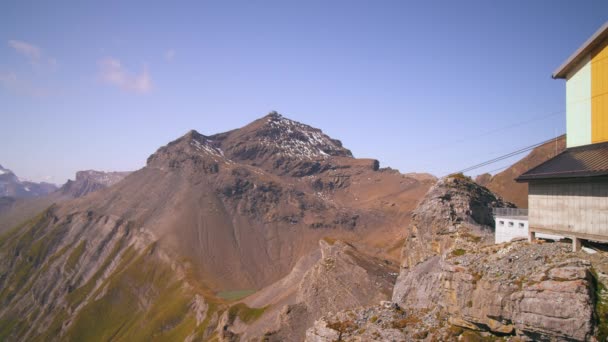 Статический Снимок Гондолы Приближающейся Станции Вершине Горы Швейцарии — стоковое видео